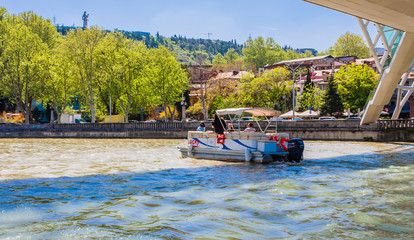 Tourist boat cruising on the Kura River in the centre of Tbilisi in Georgia. © Nikolai Korzhov