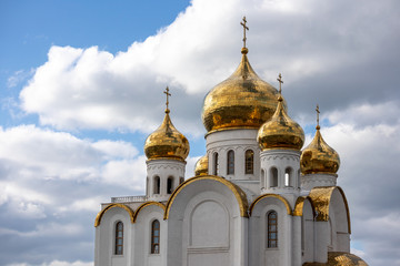 Fototapeta na wymiar golden domes of orthodox cathedral