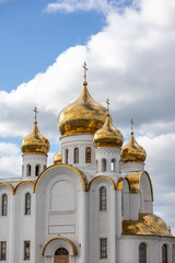 Fototapeta na wymiar golden domes of orthodox cathedral