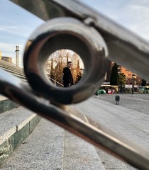 C&iacute;rculo de mettal y enmedio una persona