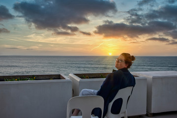 Fototapeta premium woman ocean sunset