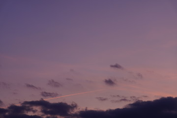 Abendlicher Himmel bei Sonnenuntergang mit wenigen Wolken
