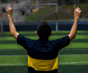 Jugador de futbol celebrando un gol en un estadio