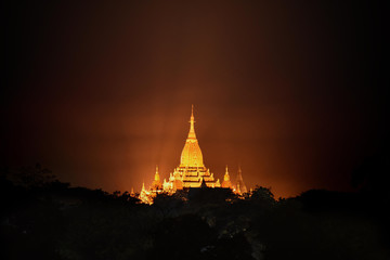 Obraz premium The Ananda Temple, located in Bagan, Myanmar is a Buddhist temple built in 1105 AD during the reign of King Kyanzittha of the Pagan Dynasty