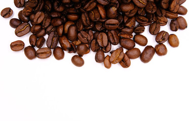 Naklejka premium Roasted coffee beans on white background