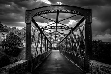 Vieux pont métallique en noir et blanc utilisant une longue exposition