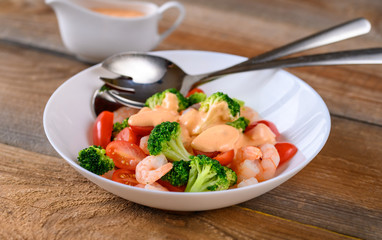 Salad with shrimps and fresh vegetables