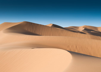 Fototapeta na wymiar Sunset over sand dunes at Erg Chebbi desert (Morocco)