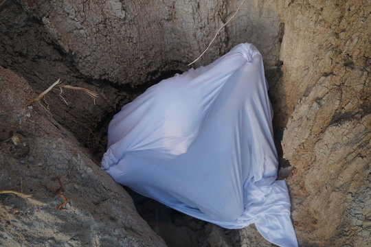 Hombre con s&aacute;bana blanca tratando desesperadamente de salir.