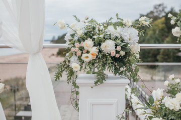 Fototapeta na wymiar White Floral Wedding Decoration