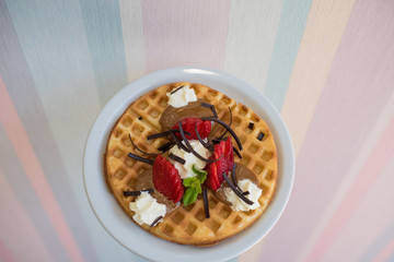 Waffle con frutas y crema