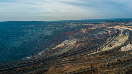 An open-cast mine quarry using an open-pit mining of ore type according to a height study