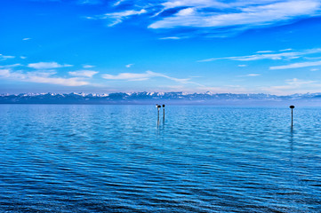 Bootssteg am Bodensee mit Blick auf die Alpen