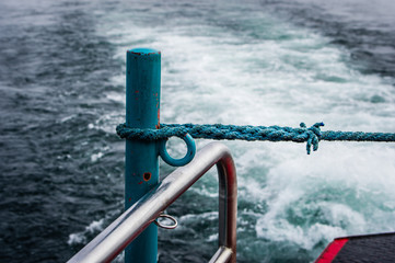 Bootssteg am Bodensee mit Blick auf die Alpen