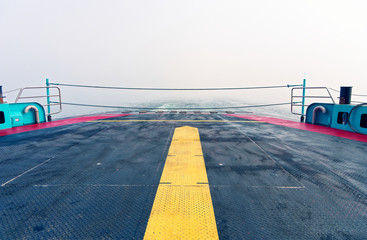 Bootssteg am Bodensee mit Blick auf die Alpen