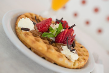 waffle con crema y frutas