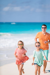 Fototapeta premium Father and kids enjoying beach summer vacation