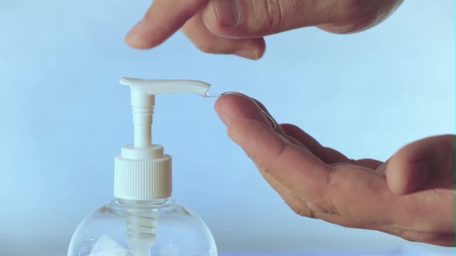 Limpieza de manos con alcohol gel para evitar el corona virus