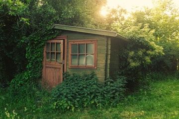 Alte Gartenhütte im Abendlicht 