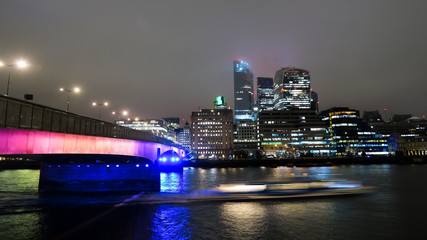Fototapeta na wymiar Nightview of London skyline and the Thames river in long exposure 