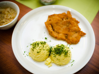 kotlet schabowy z ziemniakami, koperkiem i surówką