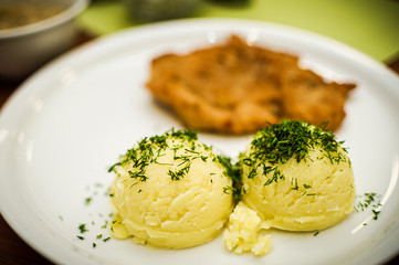 kotlet schabowy z ziemniakami, koperkiem i surówką