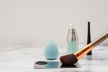 Set de maquillaje sobre base de marmol