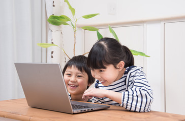 パソコンで勉強をする小学生