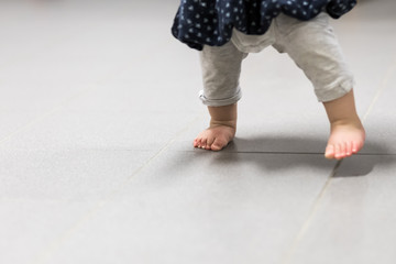 premiers pas d'enfant