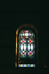 Vitrail aux motifs colorés dans une église