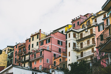 Fototapeta na wymiar Manarola traditionnel village italien typique dans le parc national des Cinque Terre, bâtiments multicolores colorés maisons sur falaise rocheuse, Ligurie, Italie