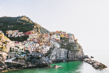 Fototapeta na wymiar Manarola traditionnel village italien typique dans le parc national des Cinque Terre, bâtiments multicolores colorés maisons sur falaise rocheuse, Ligurie, Italie