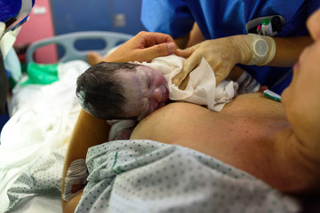 Bebé recién nacido en brazos de su madre