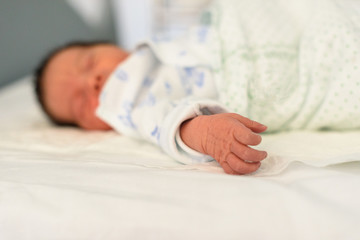Obraz na płótnie Canvas Bebé recién nacido en cuna de hospital