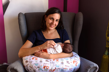 Bebé recién nacido en brazos de su madre