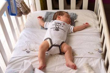 Obraz na płótnie Canvas Bebé pequeño dormido en cuna