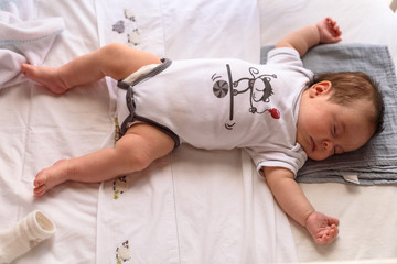 Bebé pequeño dormido en cuna