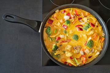 Gesundes Thai Curry Gemüsepfanne Hühnchenpfanne Tom Yum Suppe mit Kurkuma