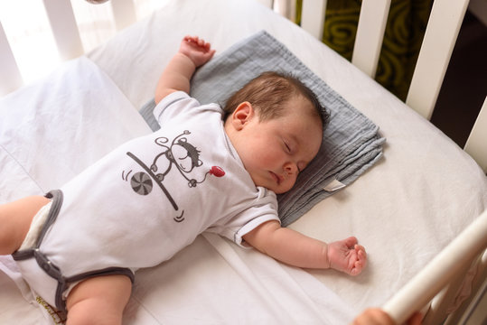 Beb&eacute; peque&ntilde;o dormido en cuna