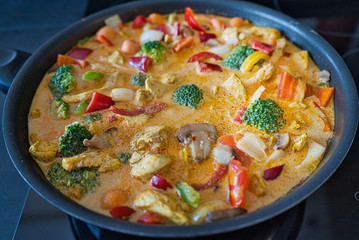 Gesundes Thai Curry Gemüsepfanne Hühnchenpfanne Tom Yum Suppe mit Kurkuma