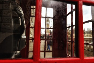 Vista dal vetro della cabina telefonica di londra rossa, inghilterra