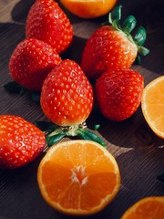 Naklejka na ściany i meble 신선한 유기농 과일 딸기, 귤, 석류 