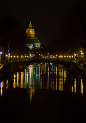 Obraz premium Church and canal in Amsterdam at night
