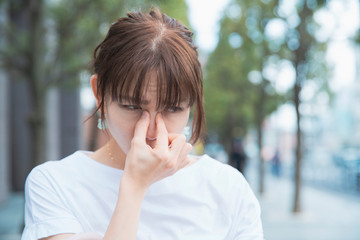 眼精疲労に悩む女性