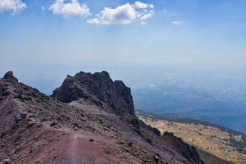 Fototapeta na wymiar volcano malinche chasm, rocks and blue sky