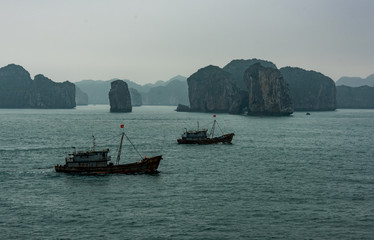 Fototapeta na wymiar Halong Bay scenic view, vietnam