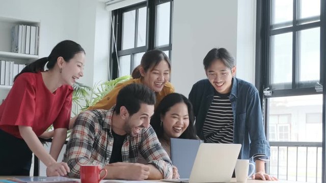 4k uhd handheld Group of asian young creative happy people casual dress entrepreneur on a informal brain storm business meeting