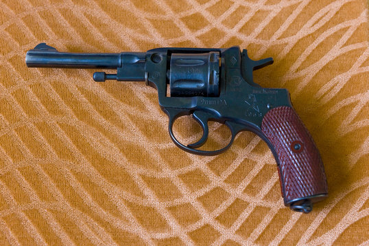 Revolver Nagan
