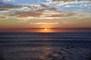Obraz premium Beautiful sunset over the calm Pacific Ocean. 