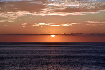 Obraz premium Beautiful sunset over the calm Pacific Ocean. 